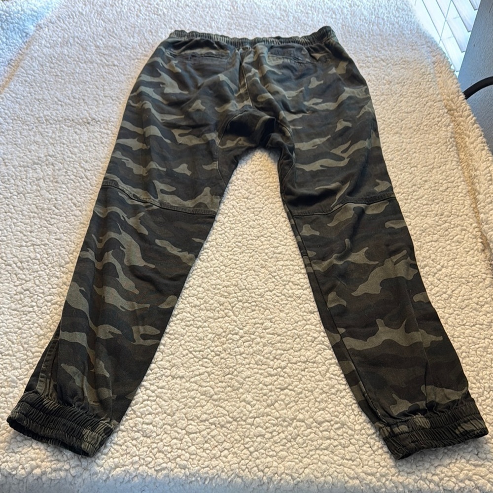Brooklyn Cloth Green Camouflage Joggers with Tapered Fit - Picture 3 of 3